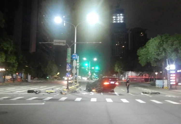 瑪莎拉蒂自撞分隔島後翻覆。民眾提供