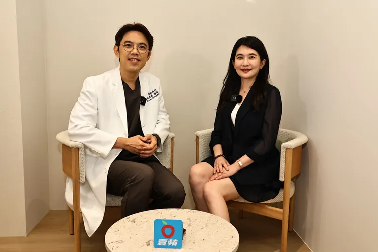 頤森美學診所整形外科醫師黃昱豪院長（左）和三顧生醫執行長楊瀅臻（右）進行對談。攝影中心