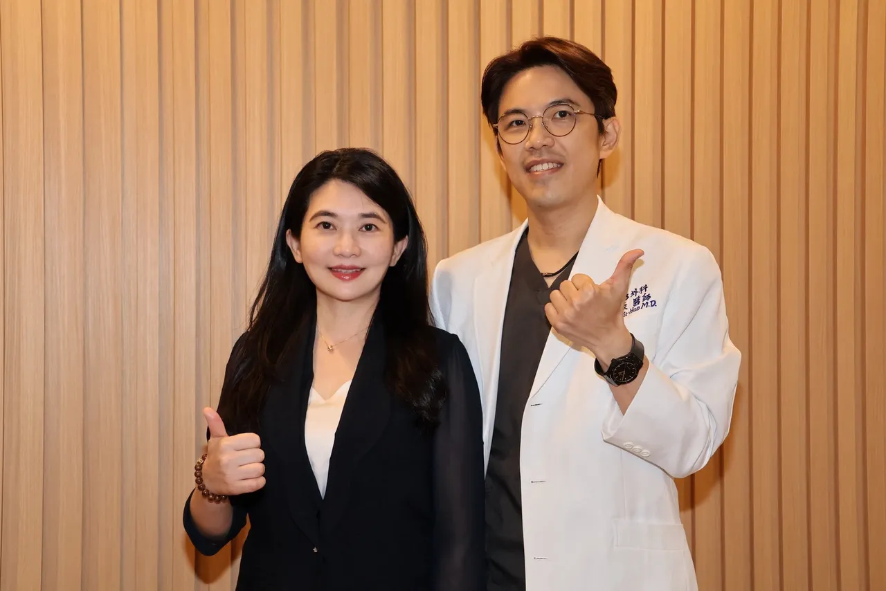 颐森美学诊所整形外科医师黄昱豪院长(右)和三顾生医执行长杨滢臻(左)共同合作。摄影中心