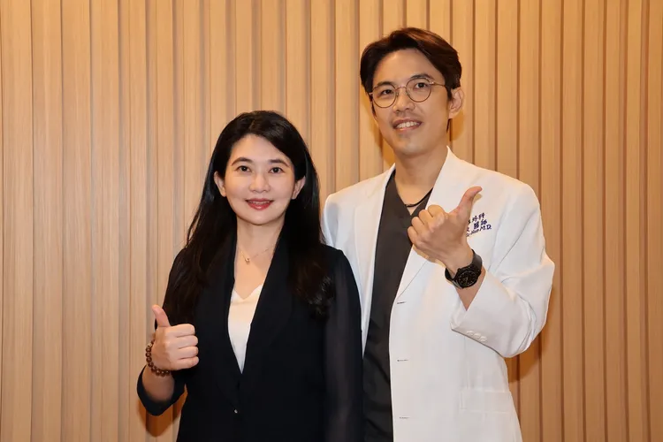 頤森美學診所整形外科醫師黃昱豪院長（右）和三顧生醫執行長楊瀅臻（左）共同合作。攝影中心