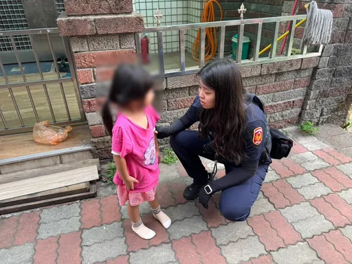 5歲女童偷溜出門玩耍迷路 平鎮警助重回家人懷抱