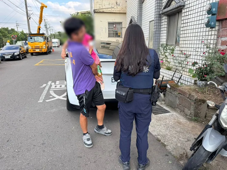 女童重回家人懷抱。平鎮警分局提供
