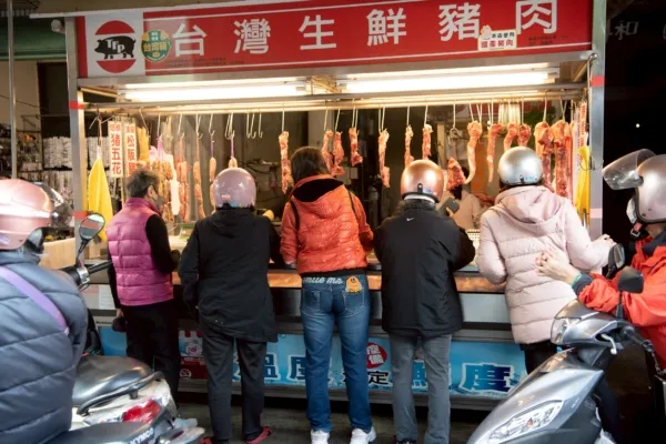 嘉义市开第一枪,猪肉摊商免缴租金一个月。嘉义市政府提供