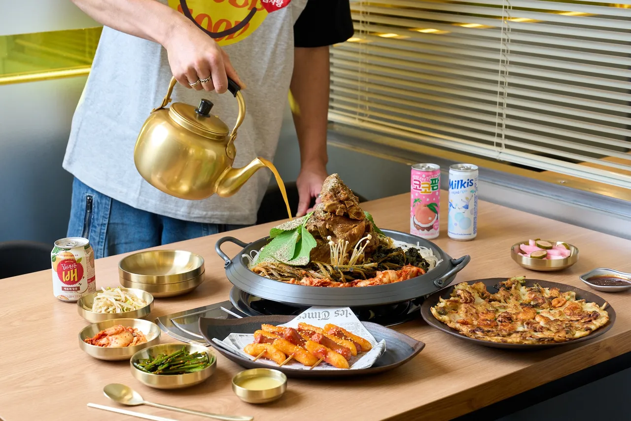 点主锅再单点两道配菜,即送神级炒饭一份。业者提供