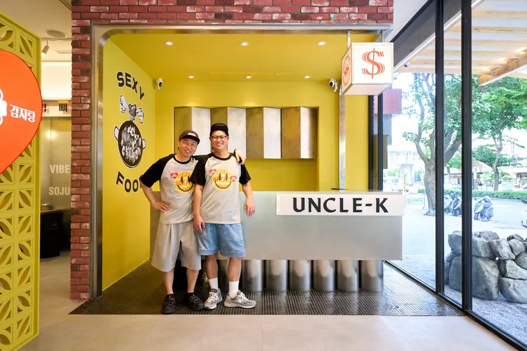 「Uncle-K 馬鈴薯排骨火鍋」由韓籍叔叔宋元燮(左)與台籍叔叔Jeremy共同創立。業者提供
