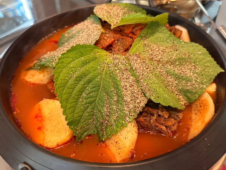 馬鈴薯排骨火鍋先以大量豬大骨熬製高湯，正統芝麻葉帶來獨特清香。陳揚盛攝