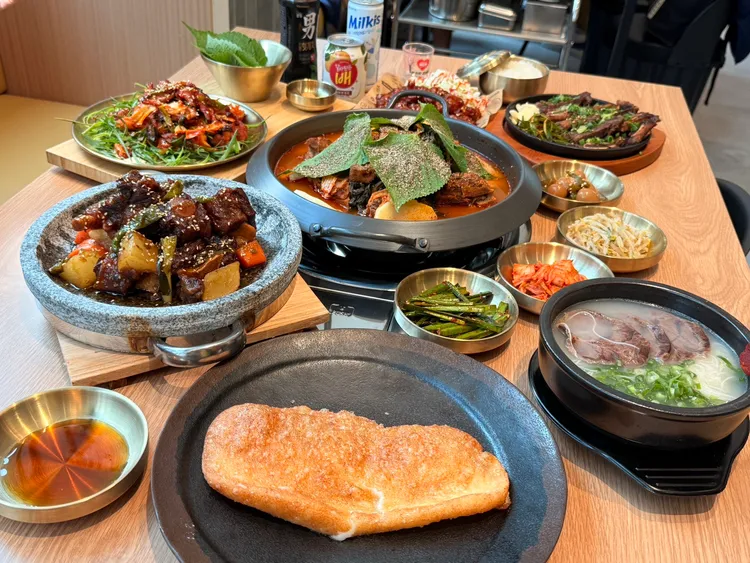 今(10/10)於晚間17：30起入店用餐前60組顧客，全桌享有餐點5折半價招待優惠。陳揚盛攝