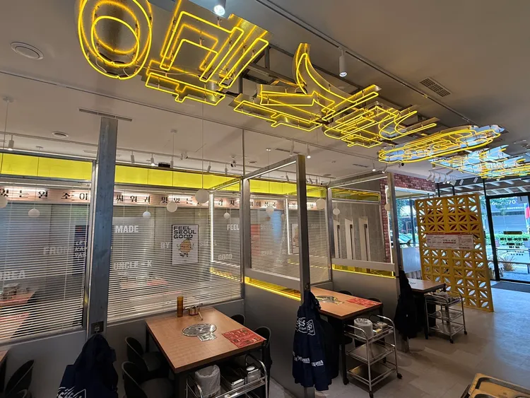 以韓式潮流的風格打造的用餐空間舒適寬廣。陳揚盛攝