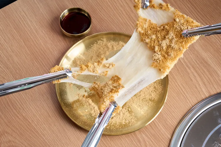 「髒髒的年糕」外酥內軟又綿密，一起享用最好吃。業者提供