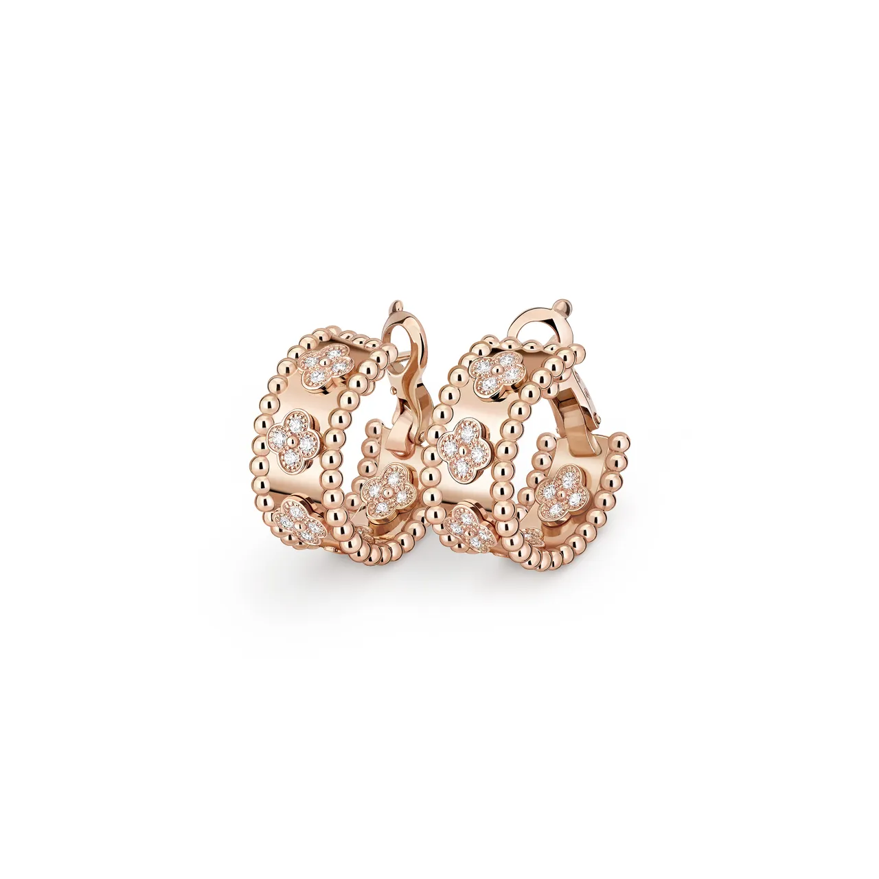 Van Cleef & Arpels Perlée四叶图案环状耳环,18K玫瑰金、钻石。品牌提供