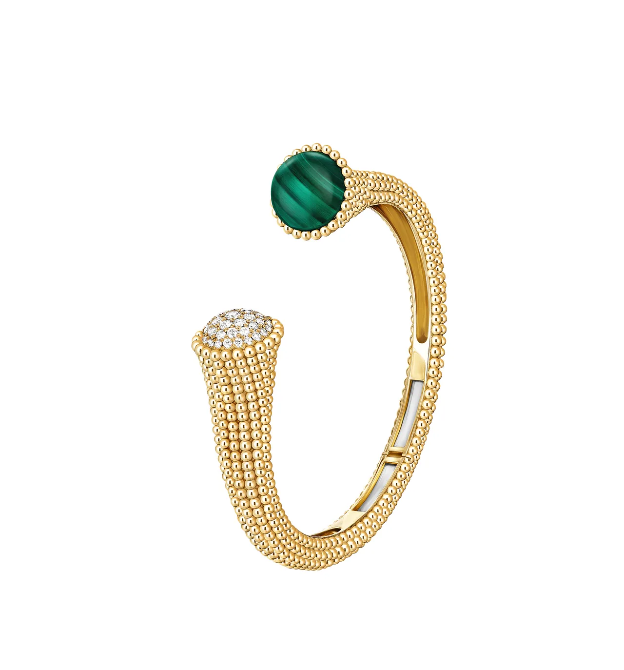 Van Cleef & Arpels Perlée Couleurs手镯, 18K黄金、孔雀石、钻石。品牌提供