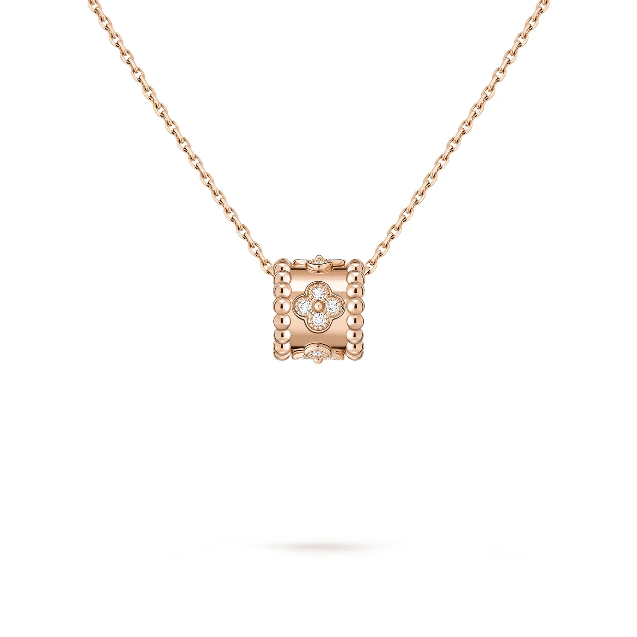 Van Cleef & Arpels Perlée Clovers 吊坠,18K玫瑰金、钻石。品牌提供