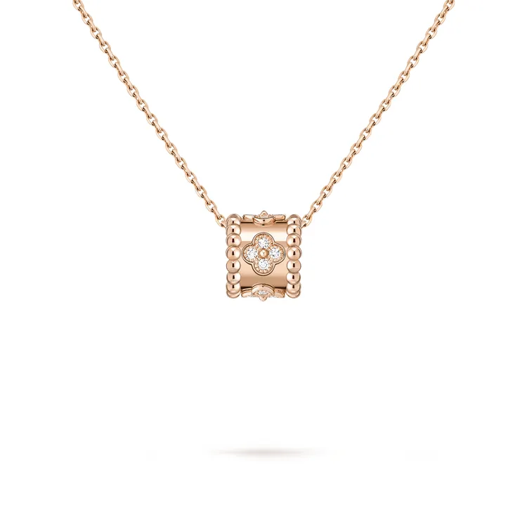 Van Cleef & Arpels Perlée Clovers 吊墜，18K玫瑰金、鑽石。品牌提供