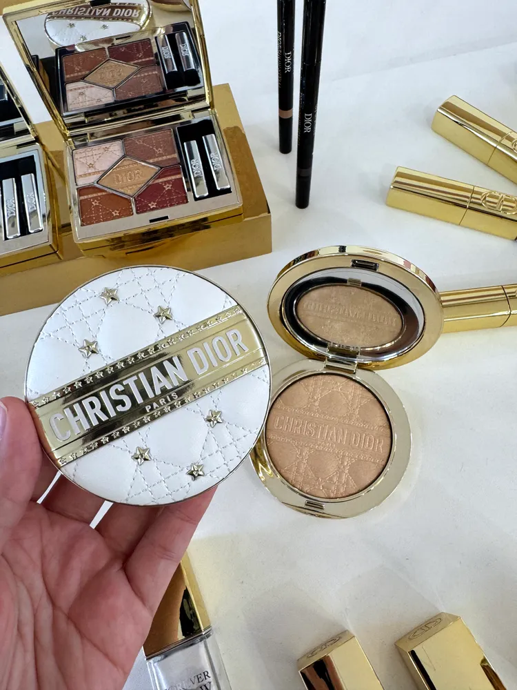 Dior超完美持久亮采餅奇幻星願#001星願金，2400元。張家玲攝