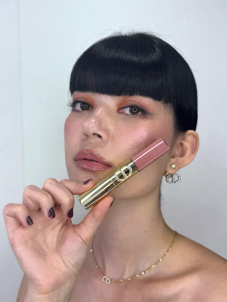 Model示範Dior金緻雙頭唇釉#220。張家玲攝