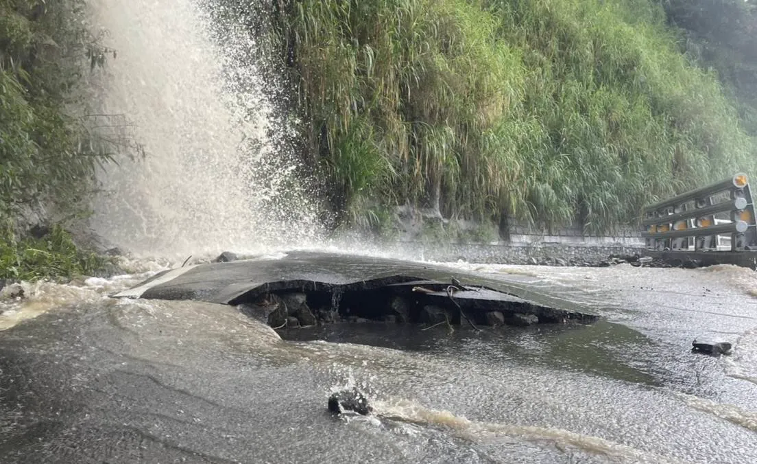 桦加沙台风豪雨酿成赤科山产业道路掏空灾情。镇公所提供