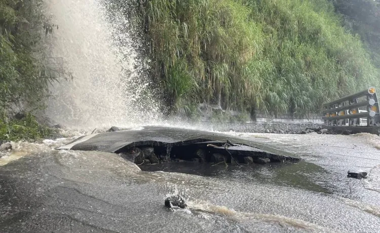 樺加沙颱風豪雨釀成赤科山產業道路掏空災情。鎮公所提供