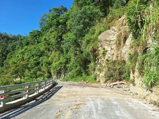 「桦加沙」害封路12天 花莲赤科山产业道路中秋假期抢通了!