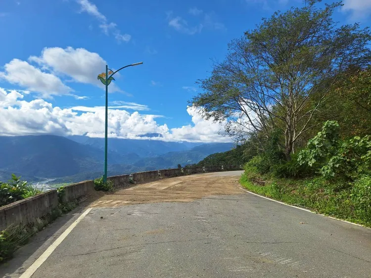 赤科山產業道路今搶通仍有零星碎石，上山遊客仍須注意安全。鎮公所提供