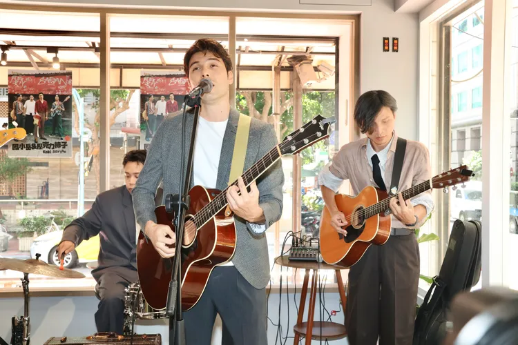 鳳小岳領軍「鳳小岳&壓克力柿子」展現現場演出唱功。莊宗達攝