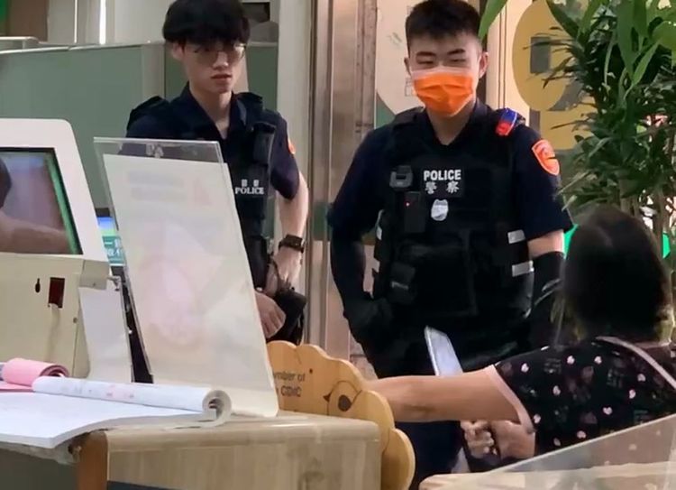 南投婦領不到4千元竟亮菜刀大鬧銀行 遭警帶回社維法送辦