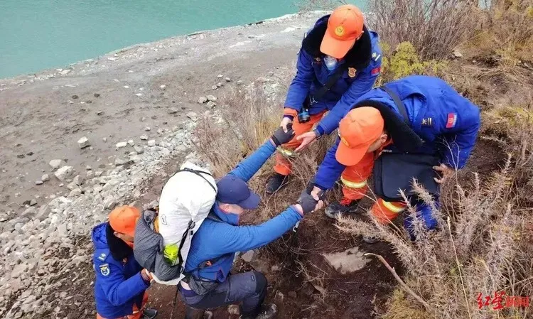 登山者陸續獲救。翻攝自微博@紅星新聞
