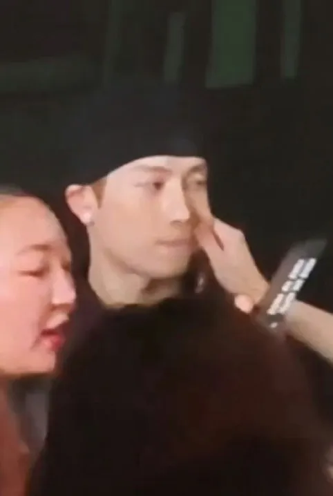 王嘉爾被女粉掐臉頰。翻攝畫面