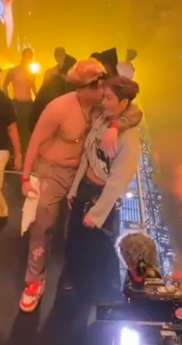 王嘉爾被半裸男粉襲吻。翻攝畫面