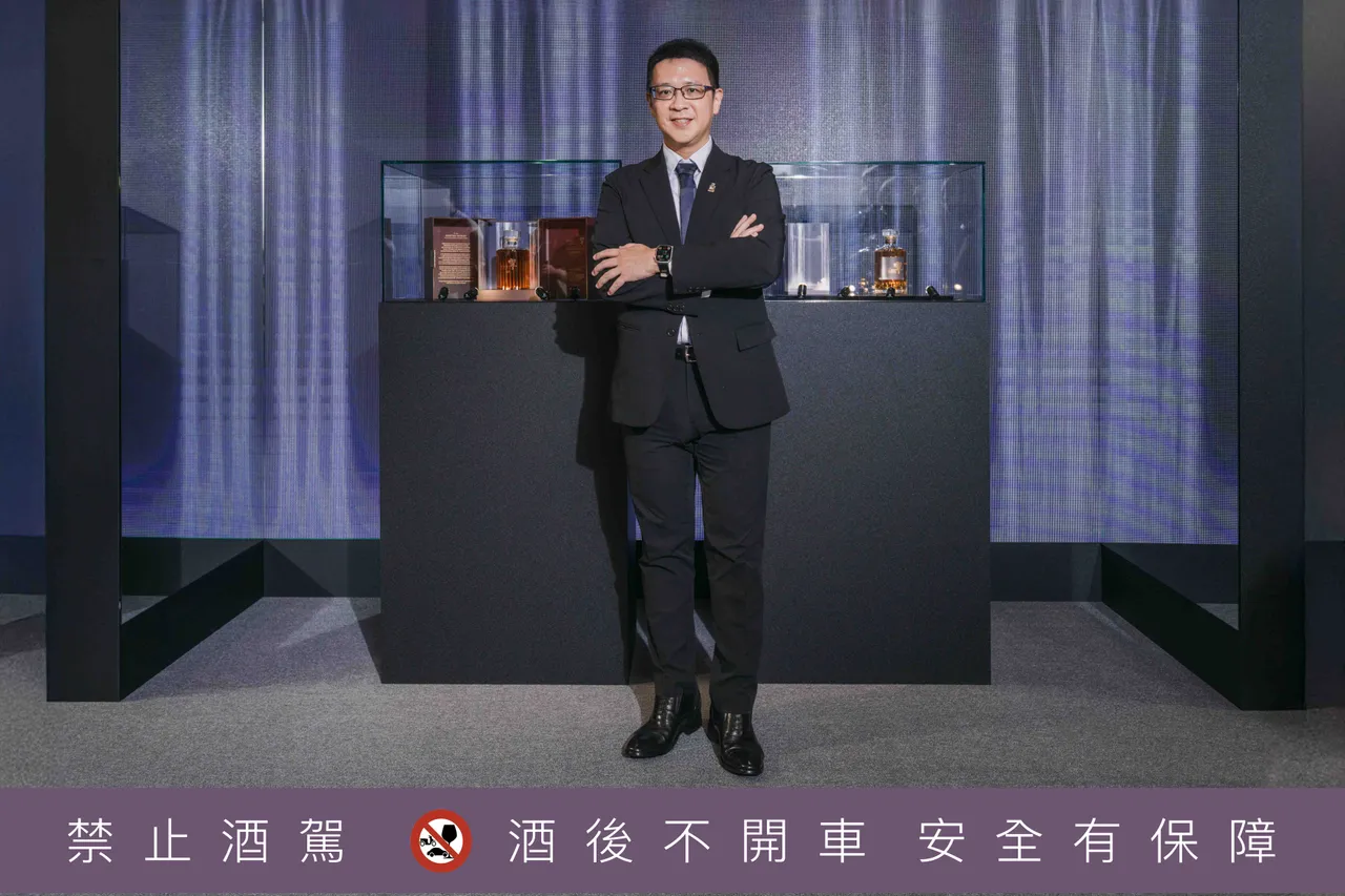 宾三得利总经理顾令德,揭开响HIBIKI 限量艺境珍藏系列。业者提供