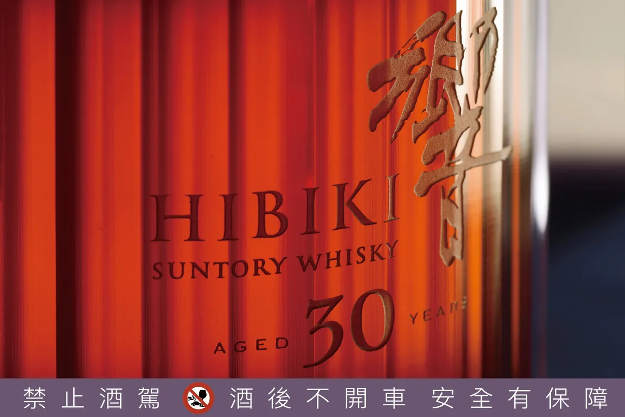 「响30年日本威士忌艺境珍藏版-Hiroshi Senju」瓶上以喷砂工艺雕刻「响」字样与瀑布图纹,建议售价22万2,000元。业者提供