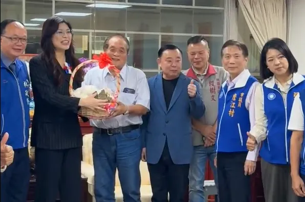 郑丽文14日到桃园拜会桃园市议长邱奕胜。郑丽文脸书