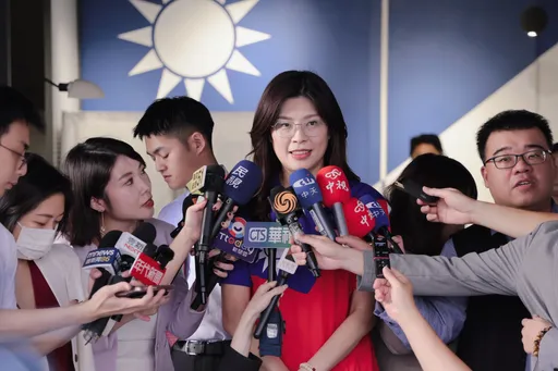 國民黨主席選舉今登場!鄭麗文穿國旗裝投票:對選情很有信心