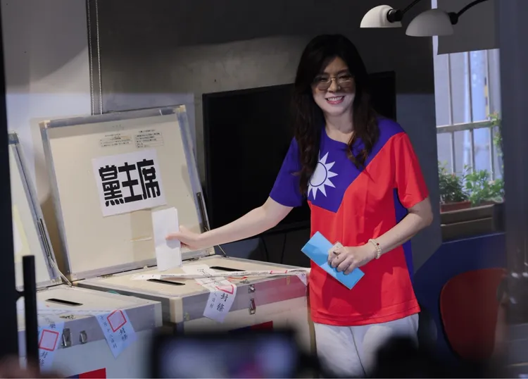 國民黨主席選舉18日登場，黨主席候選人鄭麗文當天上午前往國民黨北市中山區黨部投票。李俊毅攝