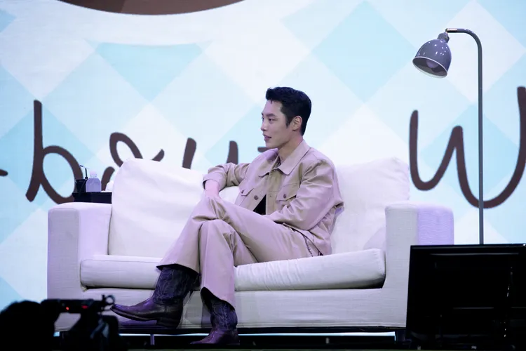 李宰旭對珍珠奶茶愛不釋手，自爆一天喝3杯。D-SHOW提供