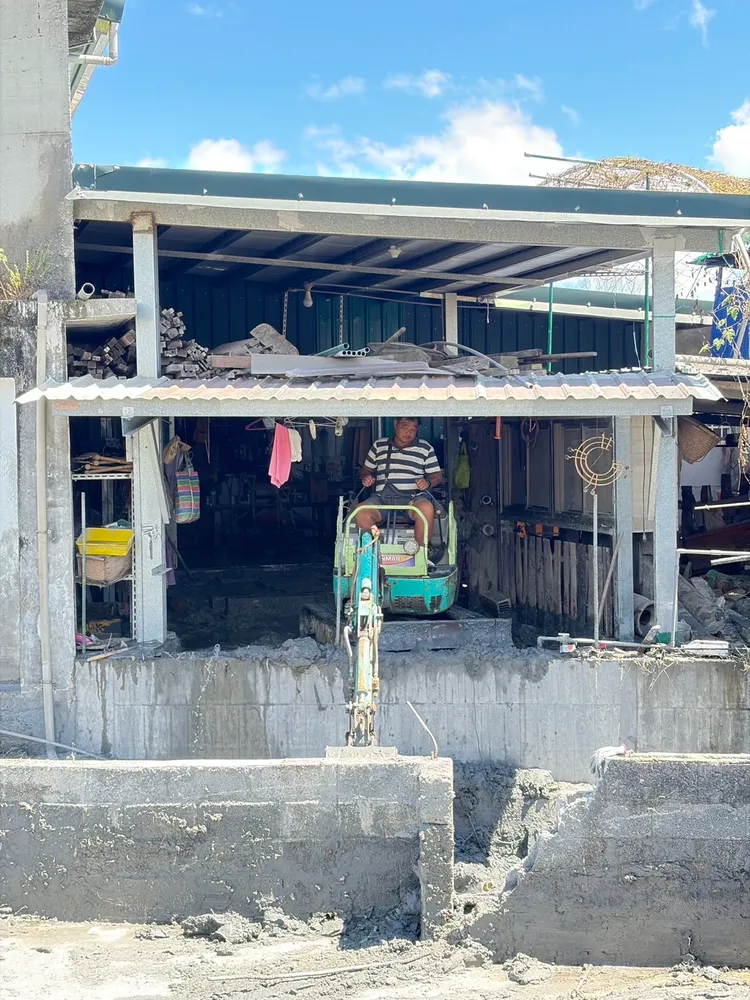 林鴻森開著挖土機協助救災。家屬提供