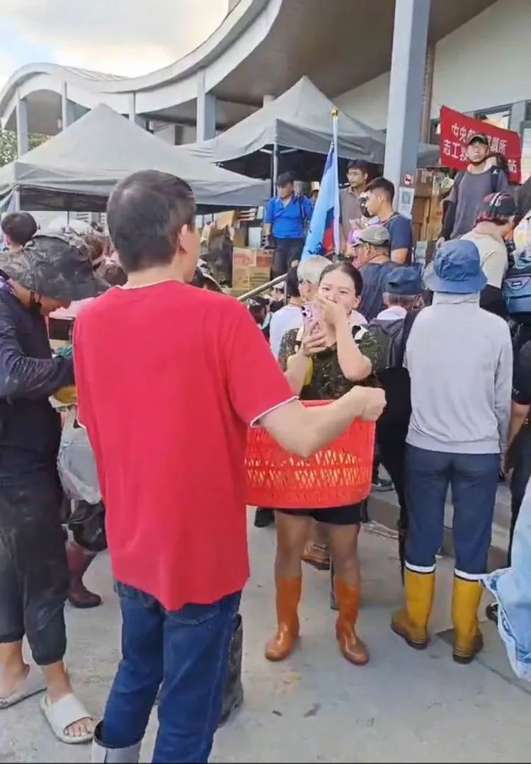 秦楊在光復車站分送鶴岡文旦，被許多民眾認出。秦楊提供