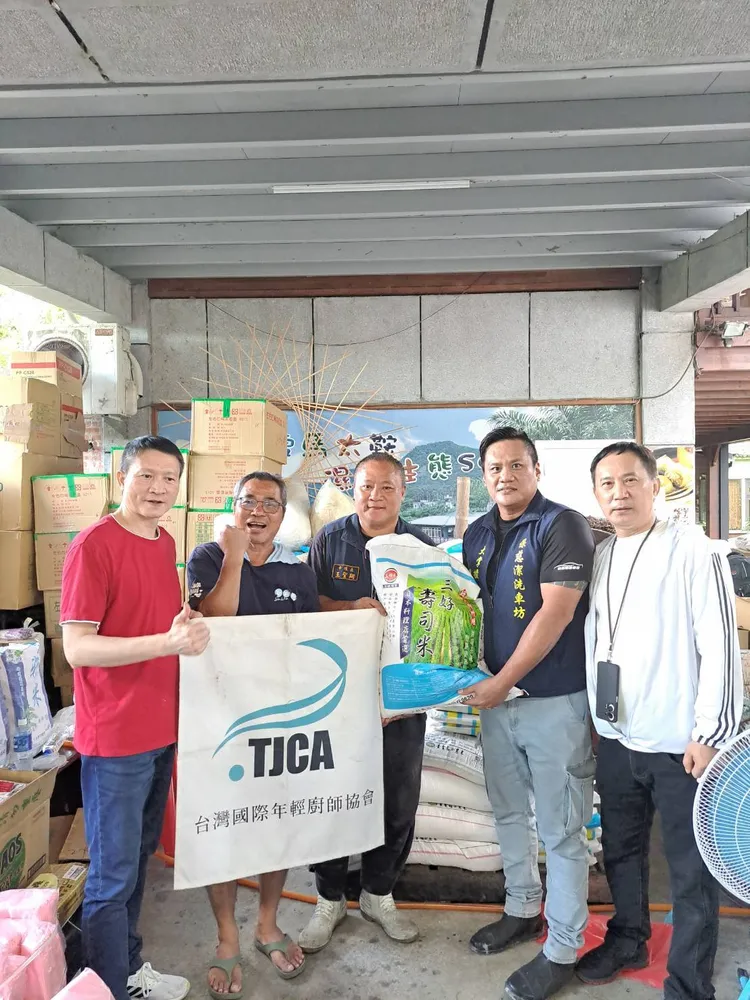 秦楊（左一）到花蓮災區第1天，和公益團體捐出400台斤白米給當地伙食站。秦楊提供