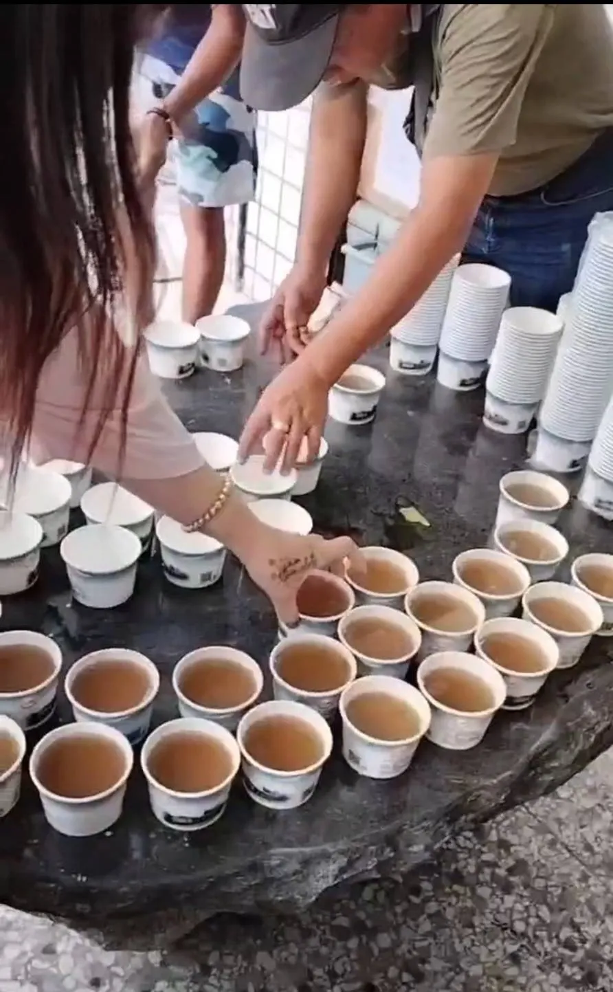 秦杨和志工在花莲灾区工作站分装绿豆汤、冬瓜茶。秦杨提供