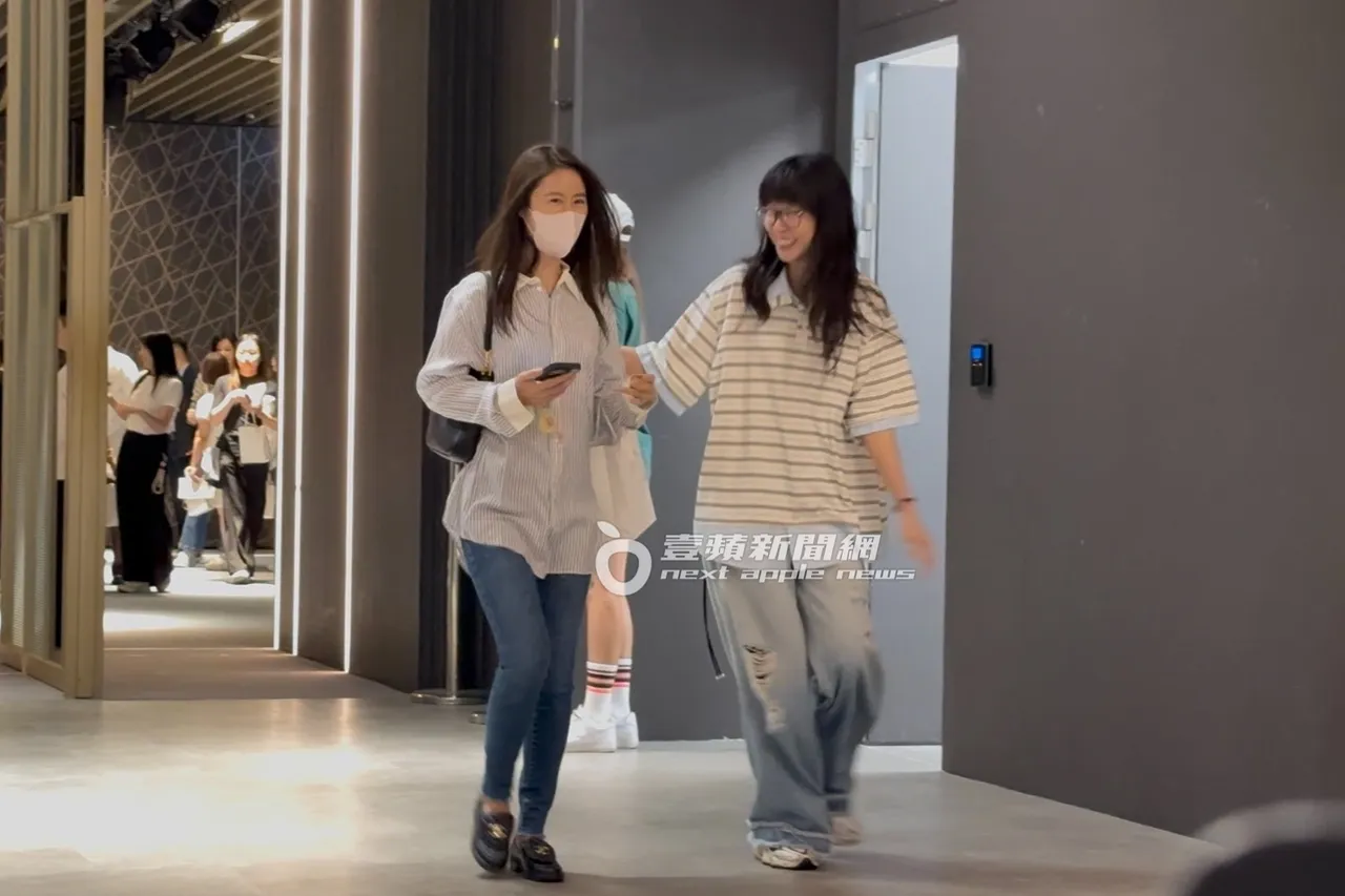 追思会结束后,林心如(左)与女友人走出会场。特勤中心摄