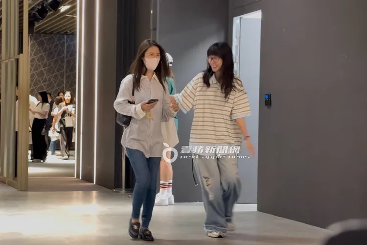 追思會結束後，林心如（左）與女友人走出會場。特勤中心攝