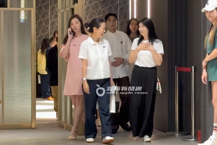 曾馨瑩（左起）、Summer、蕭敬騰與黃嘉千一同走出追思會現場。特勤中心攝