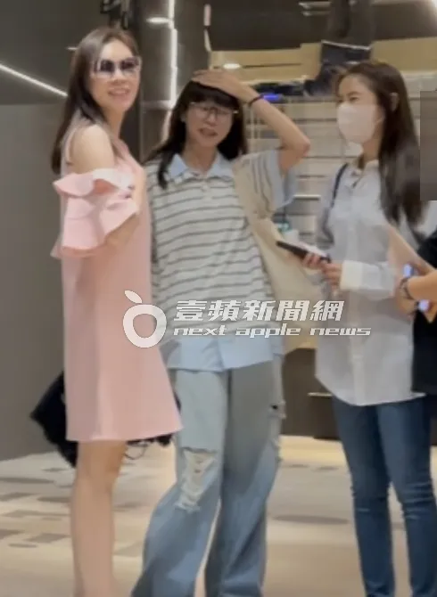 郭台铭夫人曾馨莹(左)与林心如(右)相谈甚欢。特勤中心摄