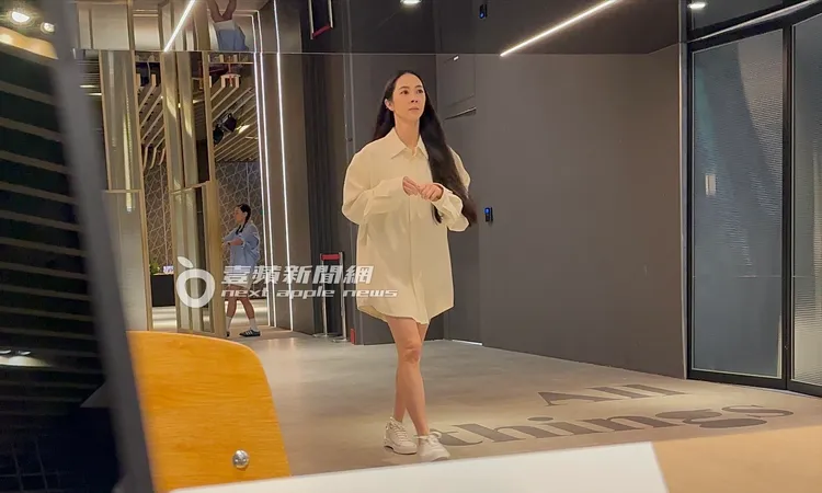 香蜜拉穿oversize襯衫出席追思會。特勤中心攝