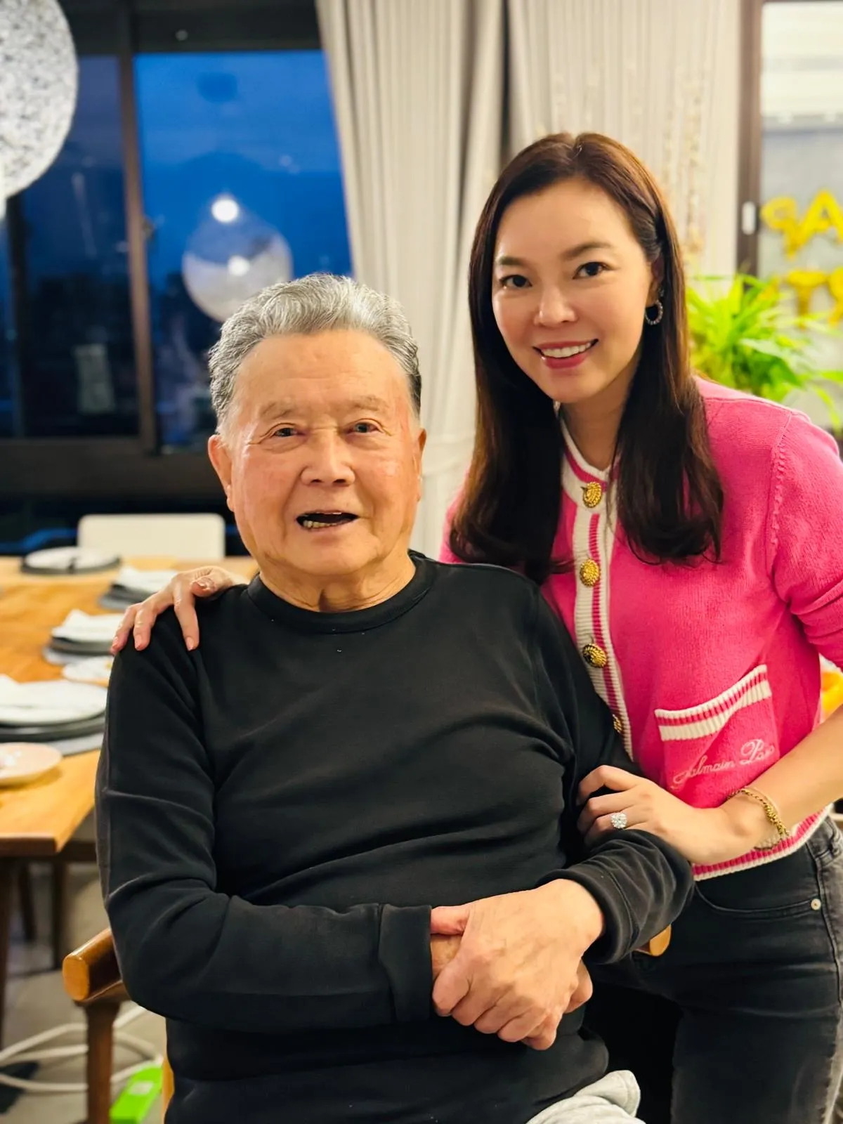 曾馨莹(右)常和林爸爸话家常,感情很好,对他突然病逝相当不舍。