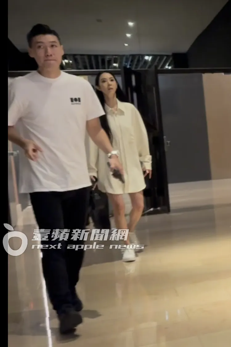 「巴西孫芸芸」香蜜拉（右）與鑽石商老公Alex出席追思會。特勤中心攝