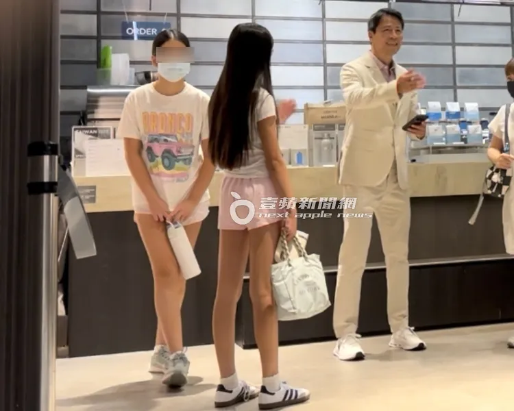 林熙蕾老公Chris（右）在現場招呼來賓，大女兒心心（左）拿著保溫瓶，小女兒蜜蜜也在一旁。特勤中心攝