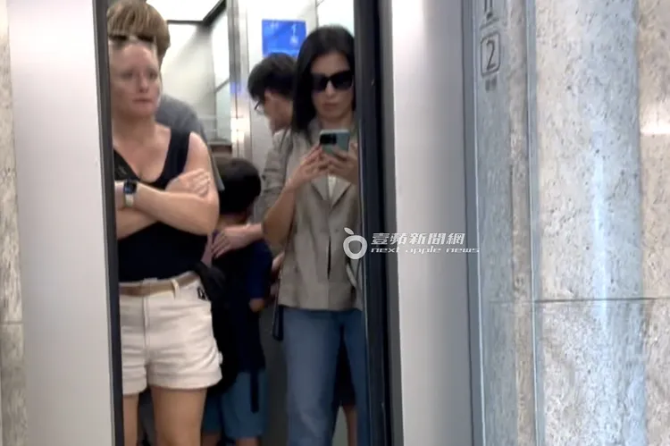 林熙蕾進電梯還在聯絡父親追思會相關事宜。特勤中心攝