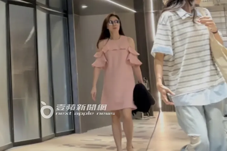 鴻海創辦人郭台銘夫人曾馨瑩一身粉色裙裝出席林熙蕾父親追思會。特勤中心攝