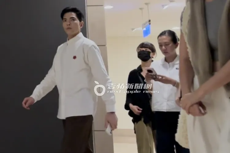 蕭敬騰、Summer夫婦身穿白色上衣出席林爸爸追思會。特勤中心攝