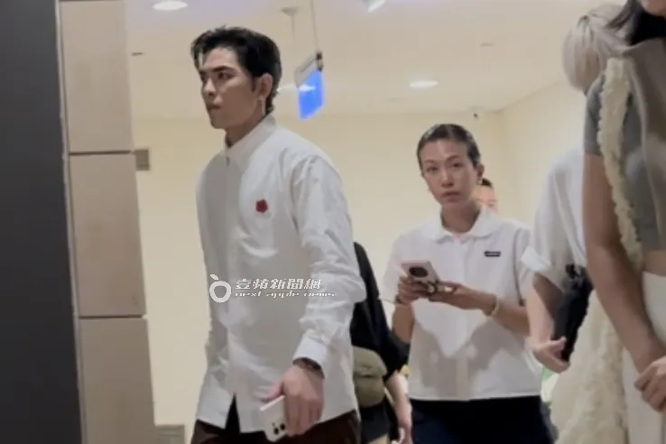 蕭敬騰（左）與愛妻Summer活動結束後直奔林爸爸追思會現場。特勤中心攝